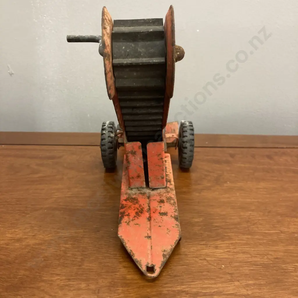 Vintage 1960s Tonka Pressed Steel Red Sand Loader With Working Conveyor. Manufactured by Tonka Toys of Mound, Minnesota Image 1++